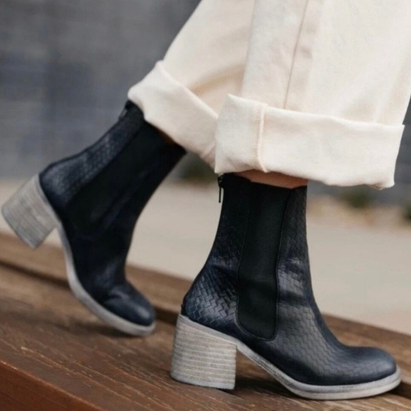 Free People Essential Chelsea boot - Picture 5 of 7